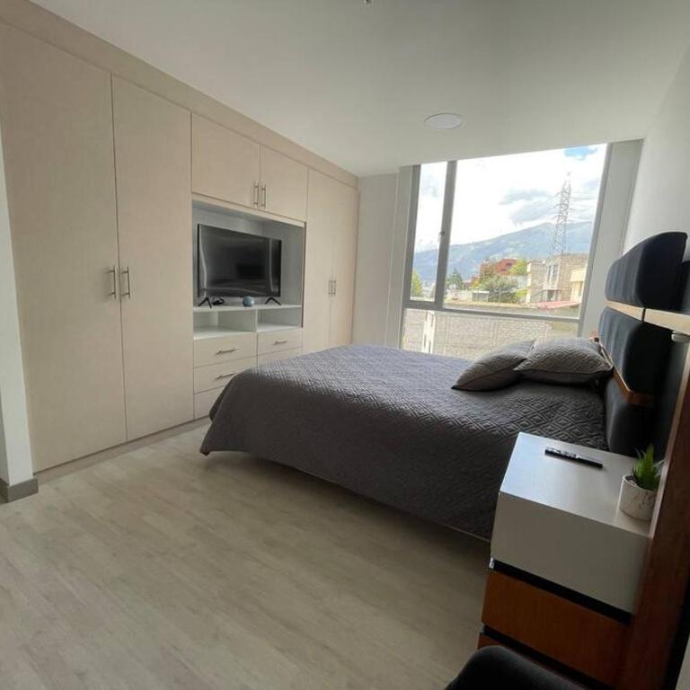 Dpo 2 dorm(parqueadero wifi Netflix)vista pan. UIO - Two-Bedroom Apartment - 9