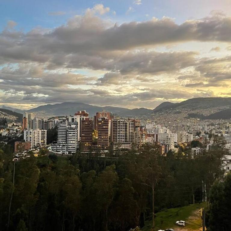 Dpo 2 dorm(parqueadero wifi Netflix)vista pan. UIO - Two-Bedroom Apartment - 13