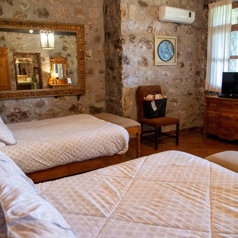 Nirvana Restaurant & Retreat - Double Room with Two Double Beds - 4