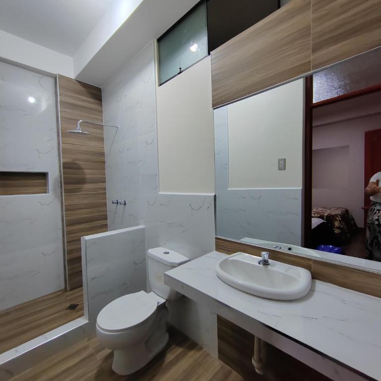 Hostal Bryan - Habitación Triple con baño privado - 1