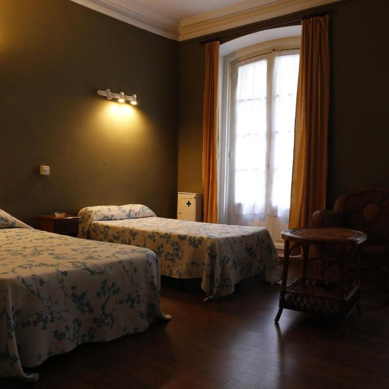 Pension Iberia - Twin Room with Shared Bathroom - 3