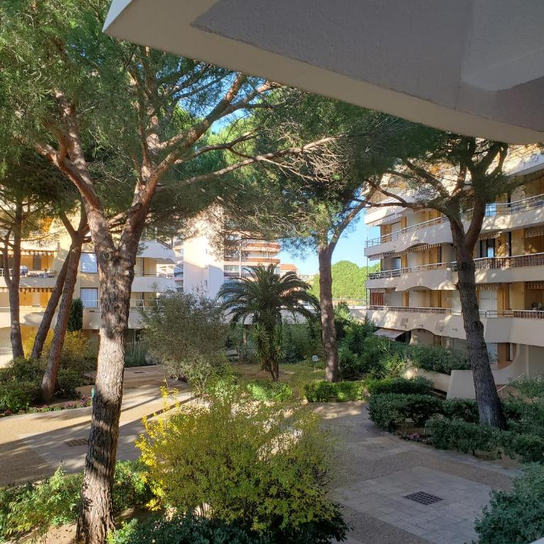 FREJUS PLAGE Miougrano T2 55m2 Climatise Piscine - Apartment with Garden View - 18