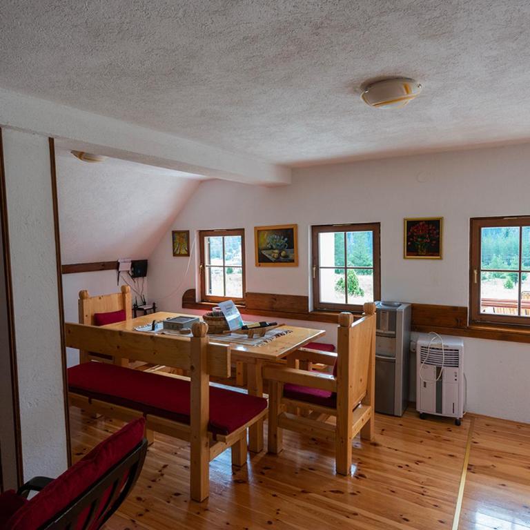 Spectacular LakeView House - Three-Bedroom Chalet - 10