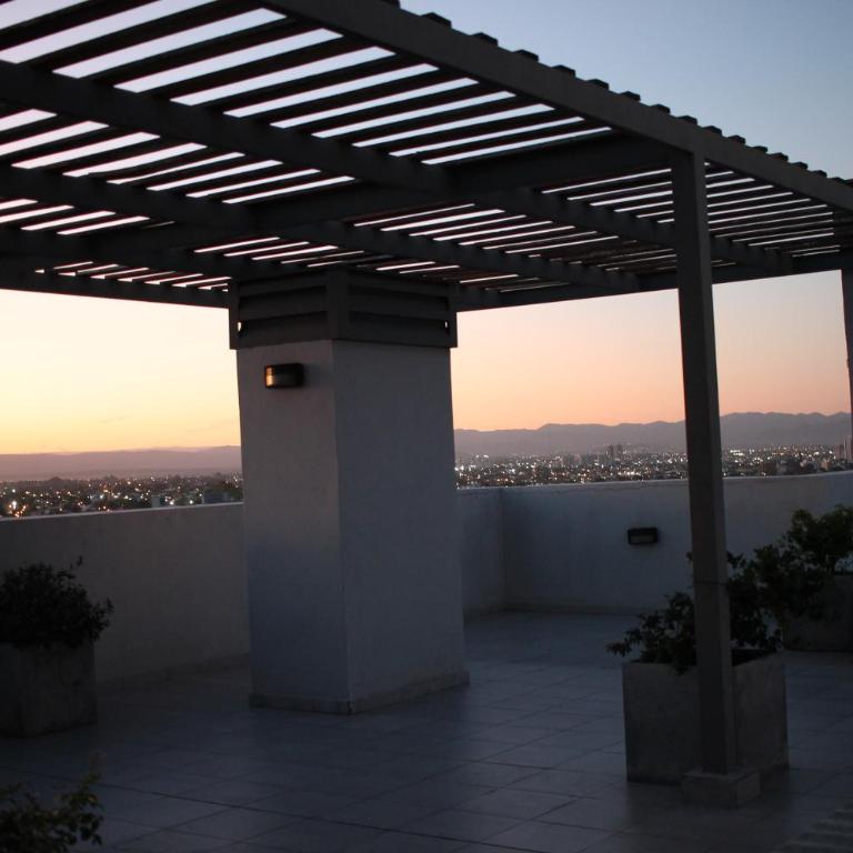 Dpto Panorámico con cochera Polo gastronómico Güemes - Nueva Córdoba Excelente Acceso -Seguridad 24 hs Terraza y asadores!! Sin gastos adicionales - Apartamento de 1 dormitorio - 55
