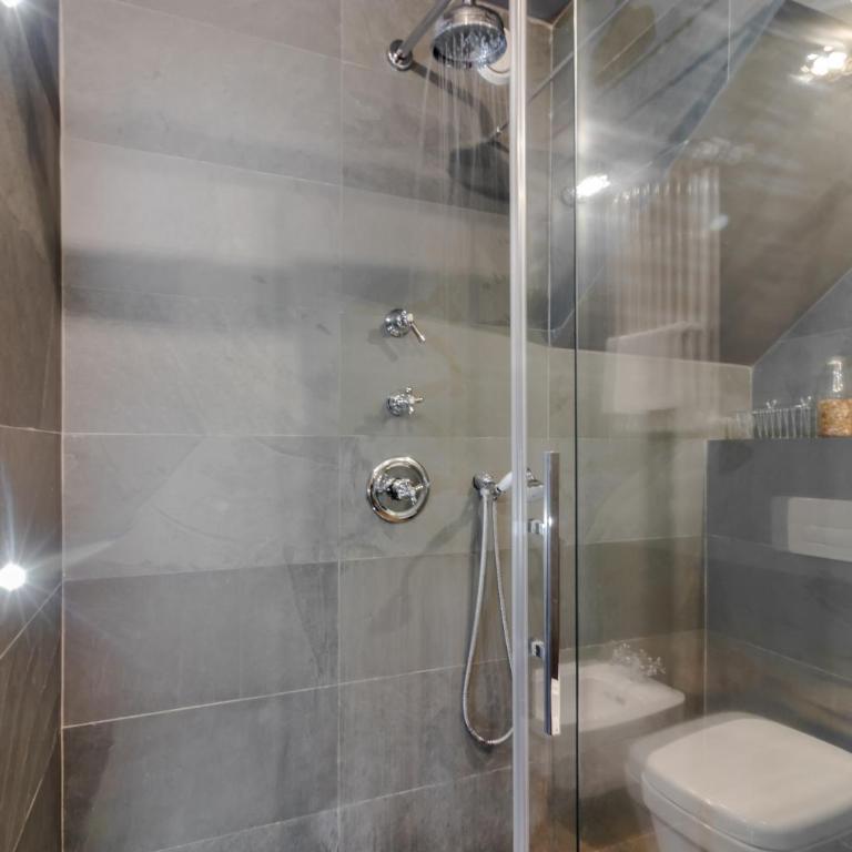 TAG Guest House - Camera Matrimoniale/Doppia con Letti Singoli con Bagno Privato - 1