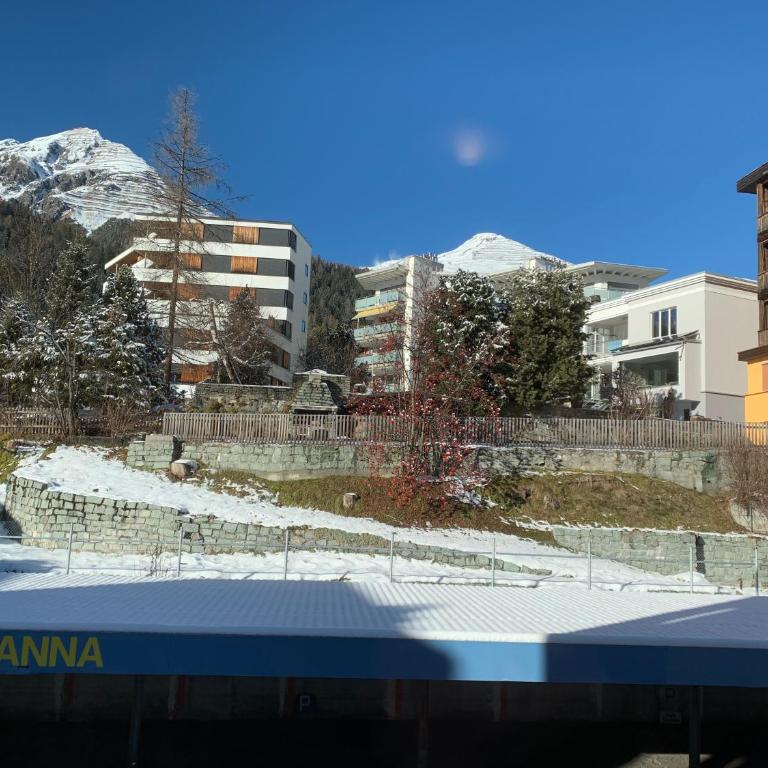 Holiday Apartment Gian - close to the Kongresshaus, the ice hockey stadium, cross-country skiing, the Eau-la-la indoor pool and wellness, large supermarket, 2 bus stops, with an indoor garage and fully equipped - Apartment mit 1 Schlafzimmer - 65