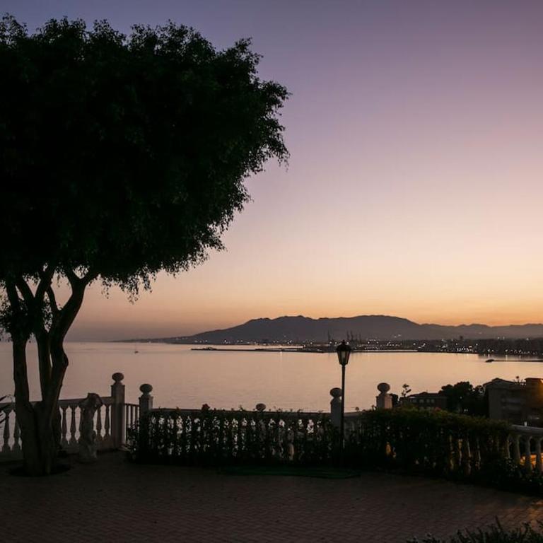 Andalusian villa on the sea and the bay of Malaga - Villa - 22