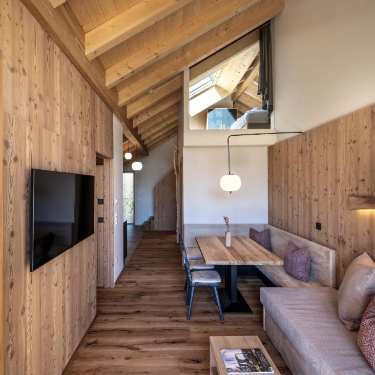 Kessler's Mountain Lodge - Two-Bedroom Loft Apartment with Mountain View - 5