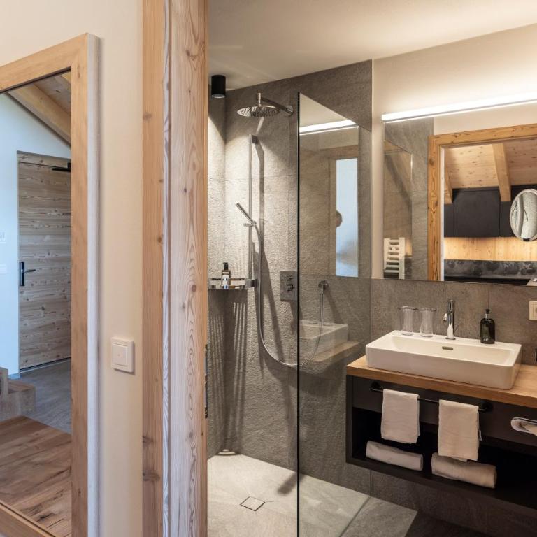 Kessler's Mountain Lodge - Two-Bedroom Loft Apartment with Mountain View - 6
