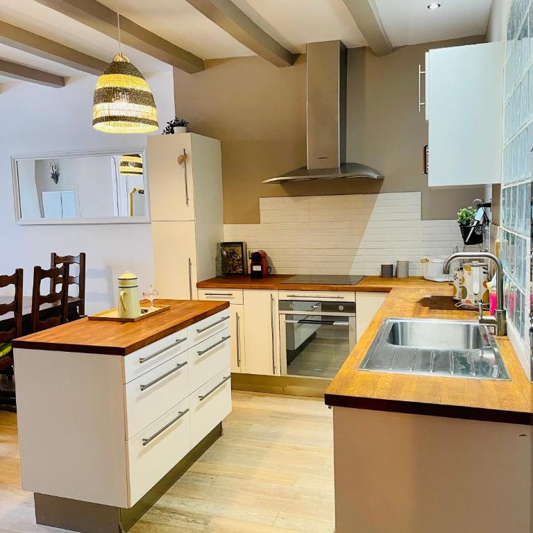 Maison Gabriel - Logement charmant au cœur de la Cité Médiévale - T3 75m2 - Appartamento con 2 Camere da Letto - 5