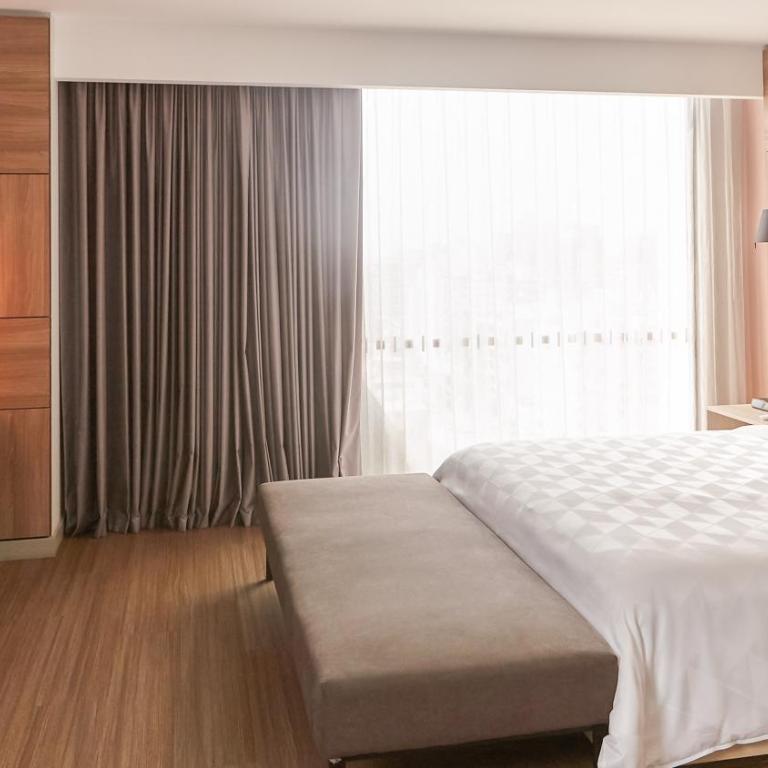 Holiday Inn - Lima Miraflores by IHG - Habitación Premium con cama extragrande y vistas a la ciudad - 3