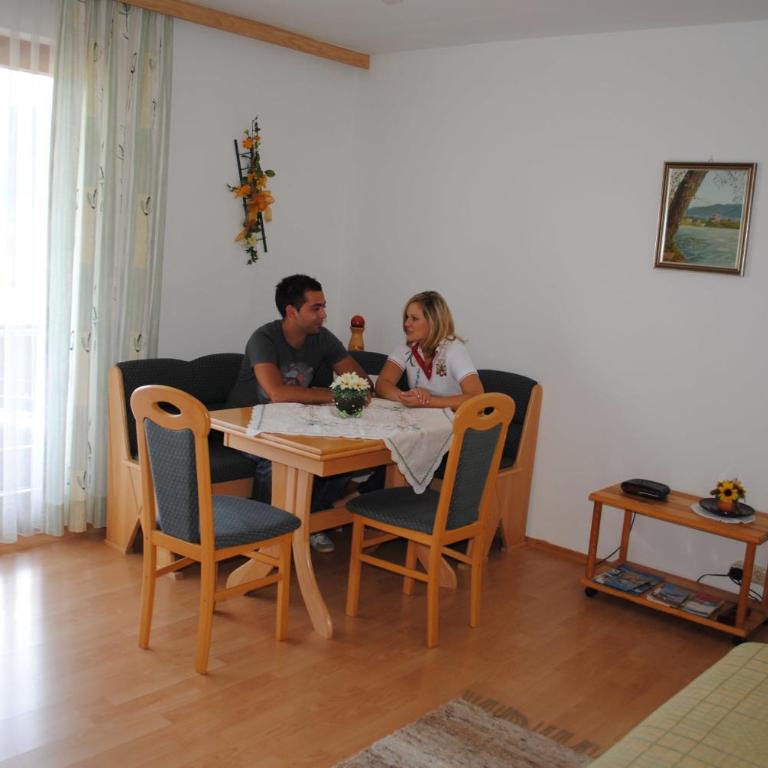 Gästehaus Lindermuth - Großes Apartment mit 1 Schlafzimmer und Balkon - 4