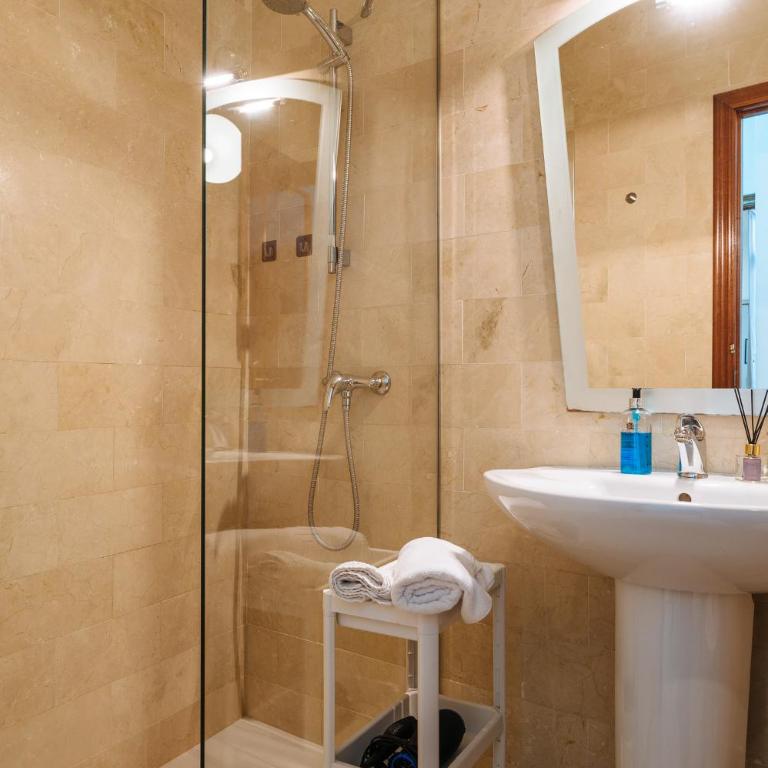 HomeySeville-Amazing Views Cathedral Tomas de Ibarra - 8 pax, Parking Optional - Apartamento de 3 dormitorios - 42