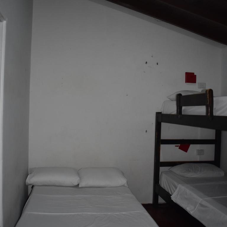 Esmed Hostel - Habitación Doble Económica - 2 camas - 6