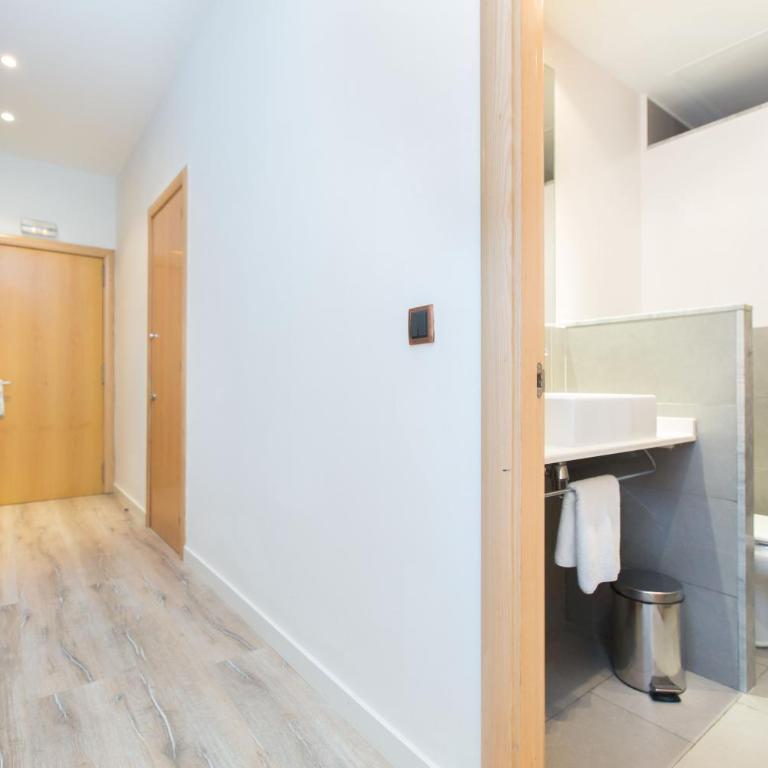 Cathedral Apartments - Standard Studio - 17