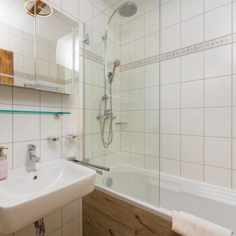 Landhaus Josefa - Two-Bedroom Apartment with Balcony and Mountain View - 4
