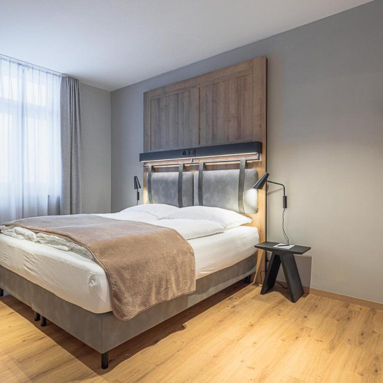 ALPINE INN Davos - Suite mit Queensize-Bett - 1