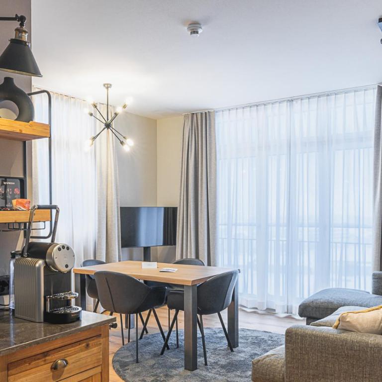 ALPINE INN Davos - Suite mit Queensize-Bett - 2
