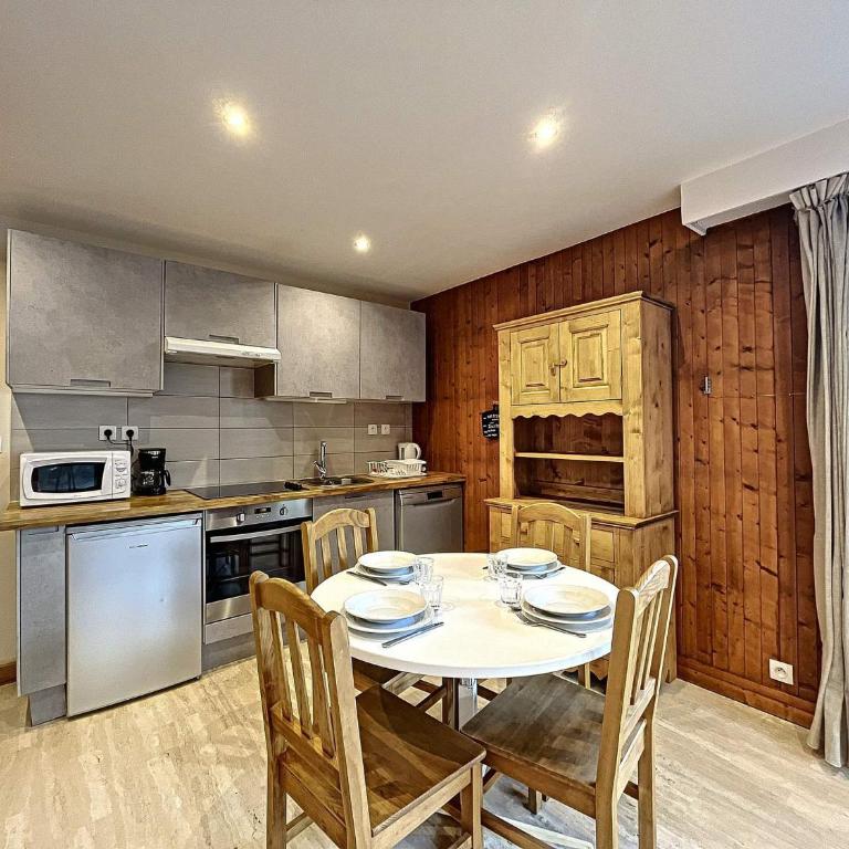 Appartement Chaleureux à Chamonix, 4 Pers, Près du Brévent avec Terrasse et Parking - FR-1-507-26 - Appartement (4 Adultes) - 3