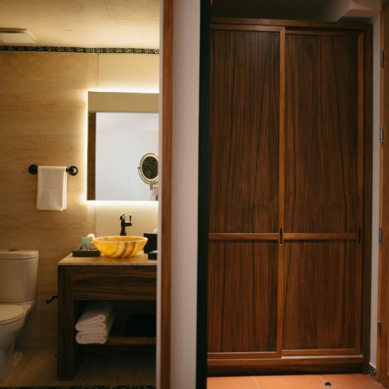 Casa Azulai Puebla Hotel Boutique - Suite con cama grande y balcón - 7