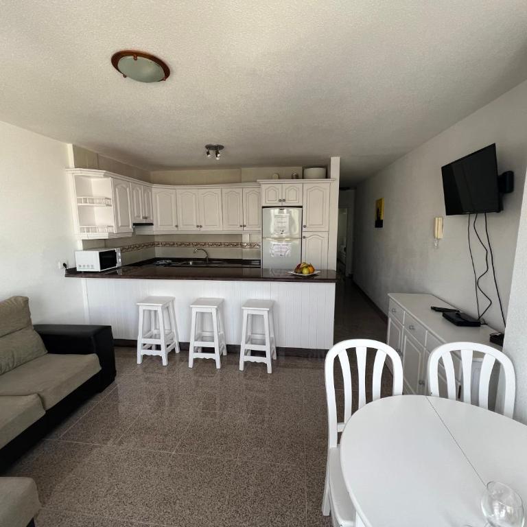 Edificio Playa Chica - Apartamento de 2 dormitorios con balcón y vistas a la ciudad - 2C - 5