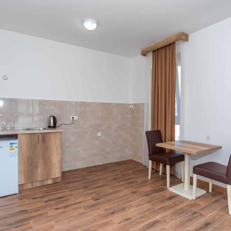 Hotel Pharos - Deluxe King Suite - 6