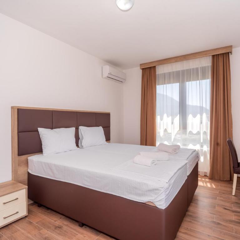 Hotel Pharos - Deluxe King Suite - 5