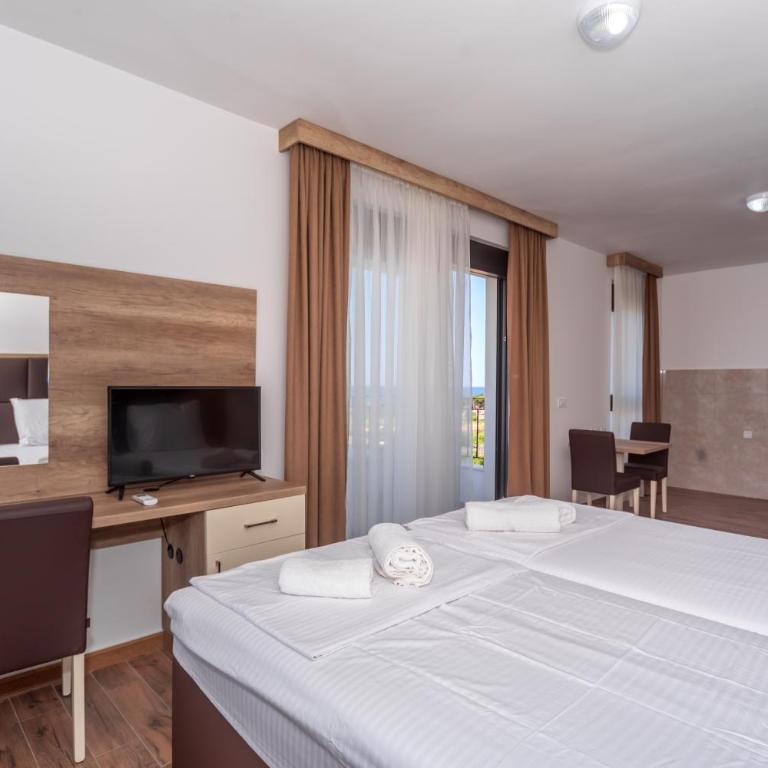 Hotel Pharos - Deluxe King Suite - 9