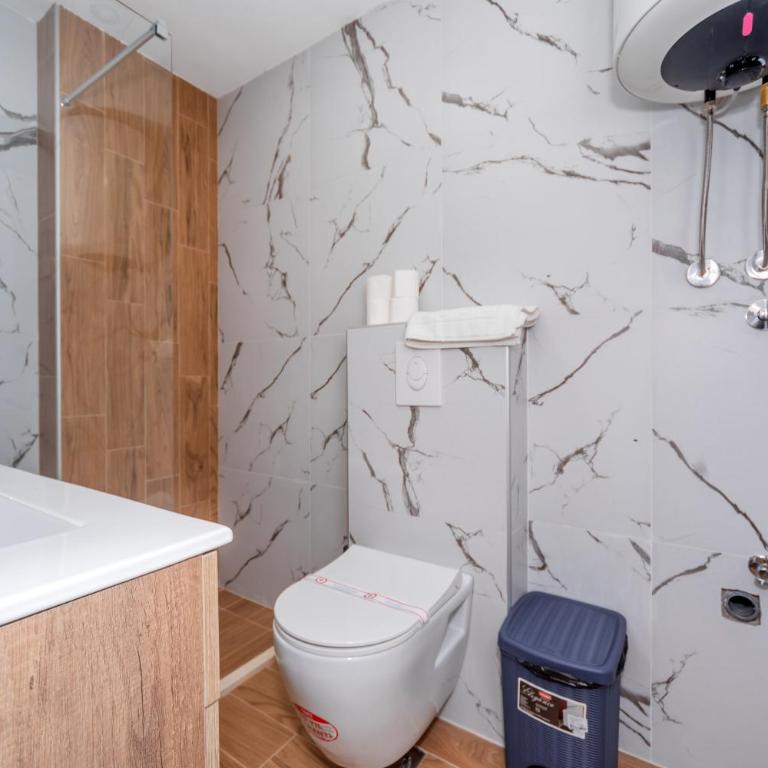 Hotel Pharos - Deluxe King Suite - 8