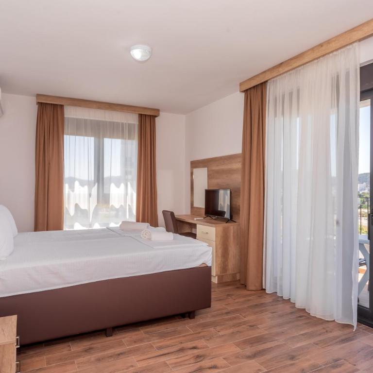 Hotel Pharos - Deluxe King Suite - 16