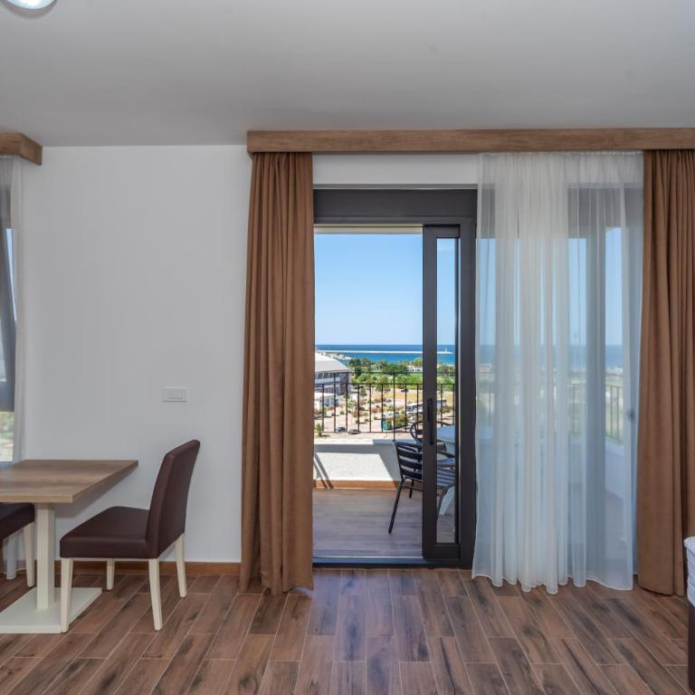Hotel Pharos - Deluxe King Suite - 14