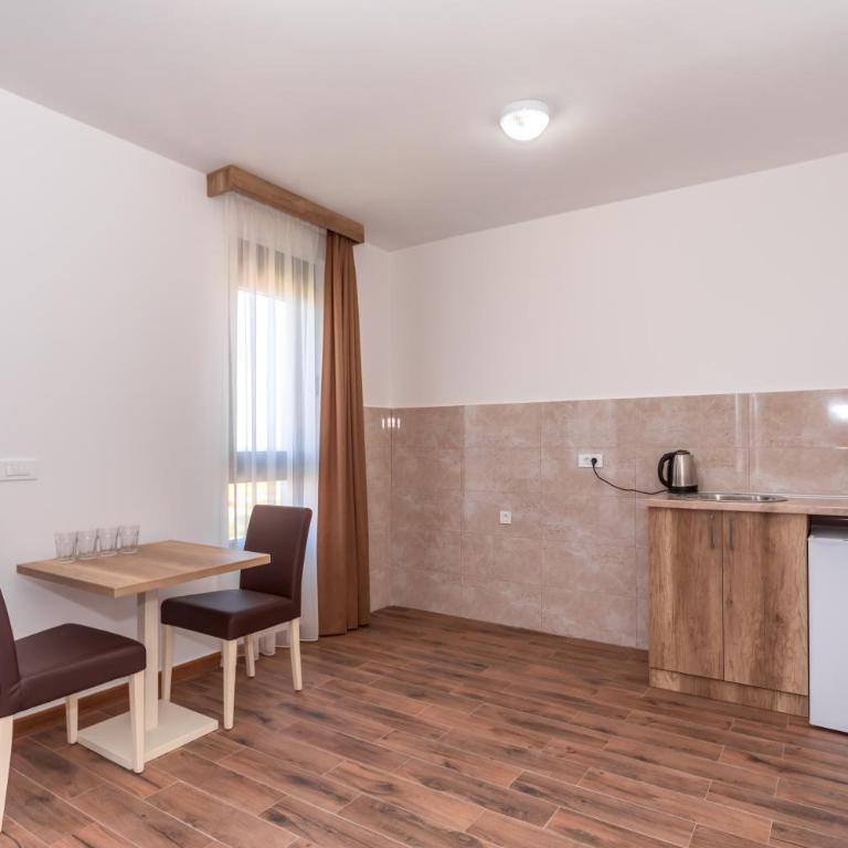 Hotel Pharos - Deluxe King Suite - 13