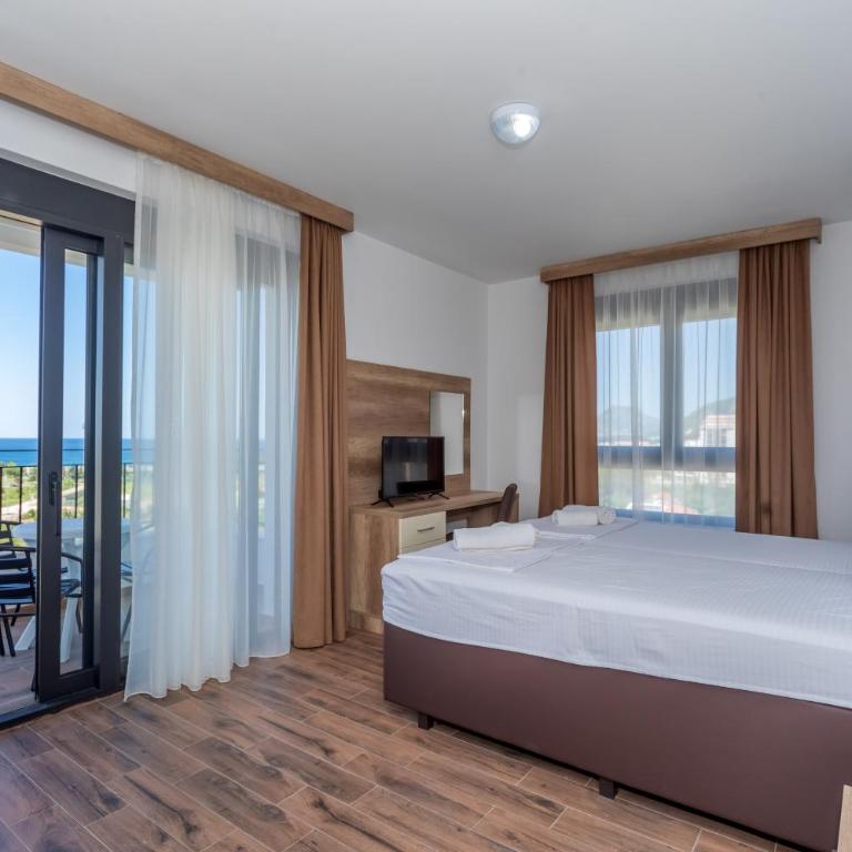 Hotel Pharos - Deluxe King Suite - 11