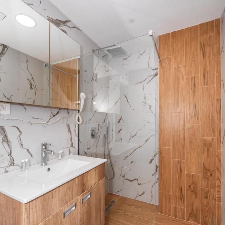 Hotel Pharos - Deluxe King Suite - 12