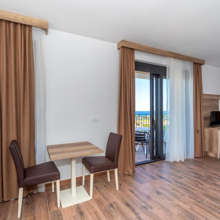 Hotel Pharos - Deluxe King Suite - 10