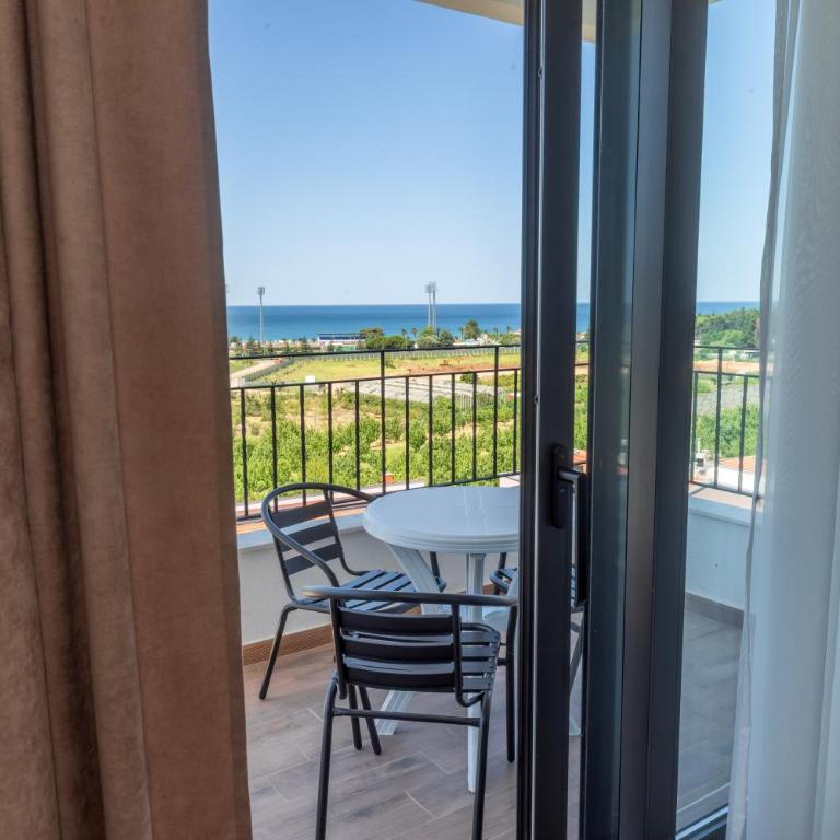 Hotel Pharos - Deluxe King Suite - 19