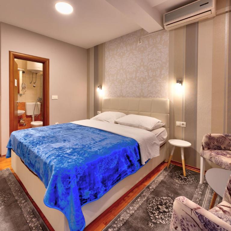 Pansion Villa Nur - Double Room with Balcony and River View - 12