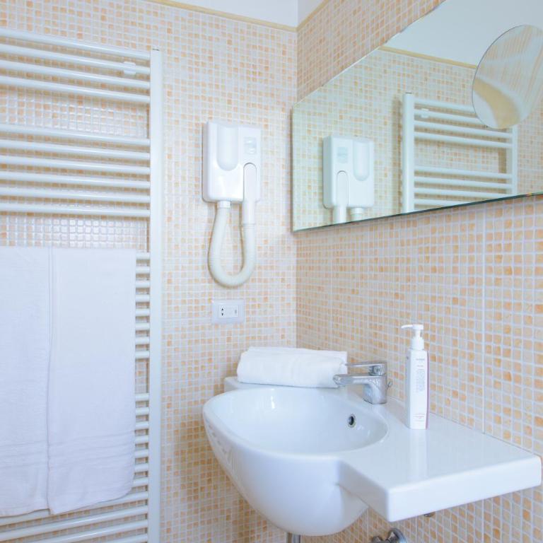 Palace Hotel Domus Mea Riccione - Camera Superior Matrimoniale/Doppia con Letti Singoli - 6