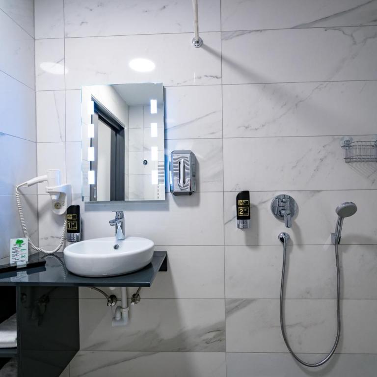 Hotel Kreis Residenz München - Deluxe Apartment with Balcony - 12