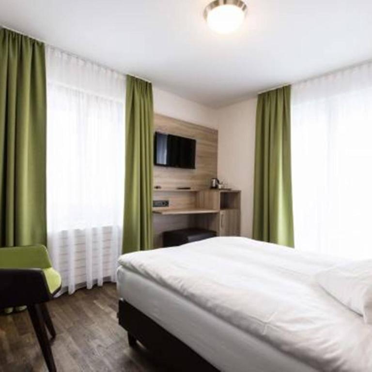 Hotel Bristol - Einzelzimmer mit großem Bett und Bergblick - 3