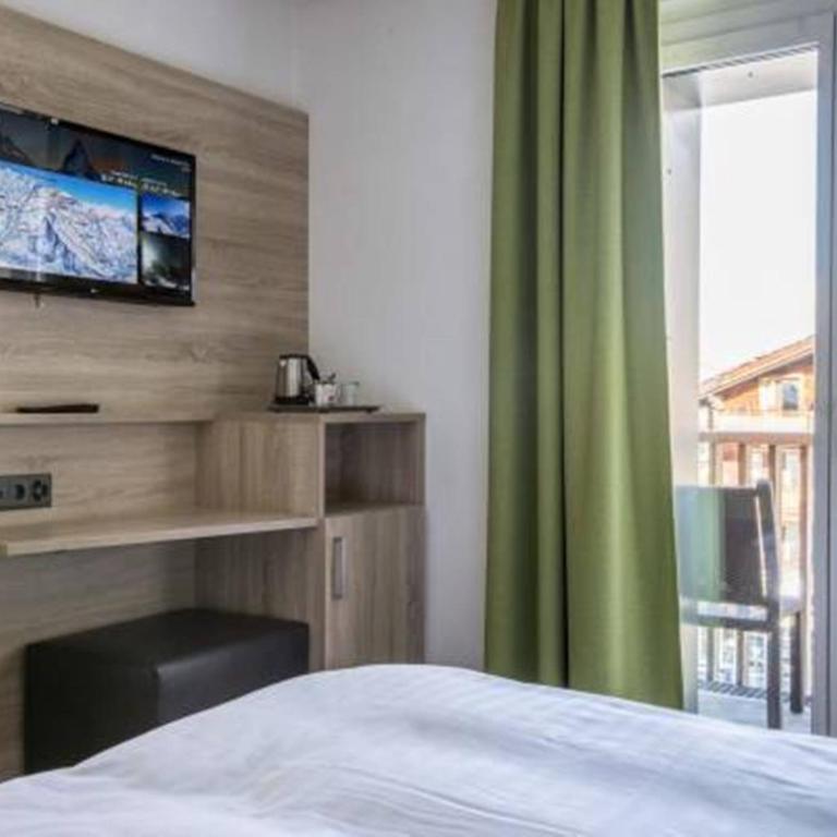 Hotel Bristol - Einzelzimmer mit großem Bett und Bergblick - 5