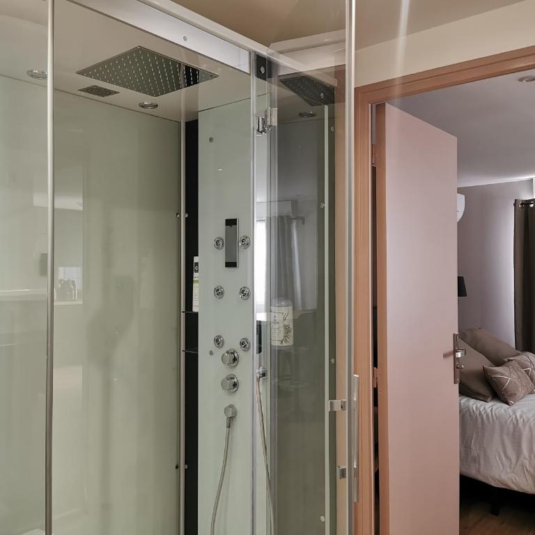 Appart Hotel Spa Perpignan - Studio Lit King-Size avec Canapé-Lit - 4