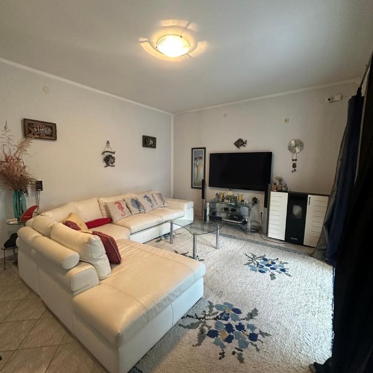 House with front garden and amazing view - Three-Bedroom House - 3