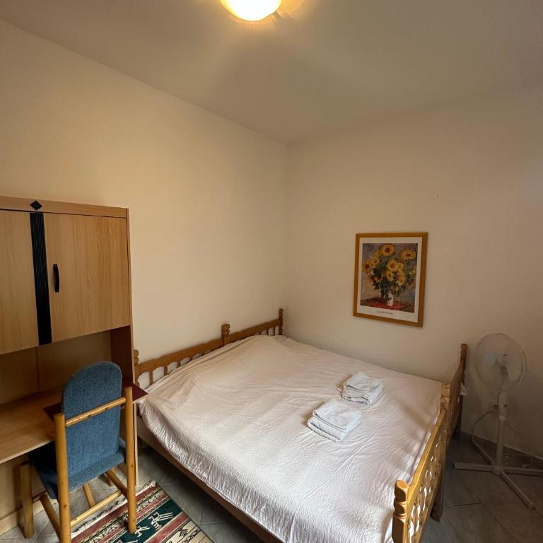 House with front garden and amazing view - Three-Bedroom House - 21