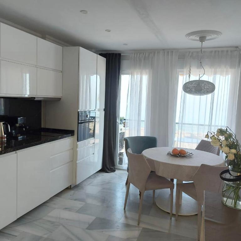 2 BR Beachfront apartment in Estepona, Malaga. - Apartamento de 2 dormitorios - 1