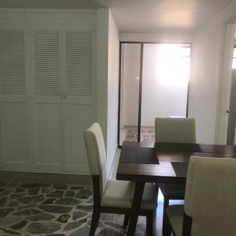 Apartamento cómodo en laureles , céntrico y bien ubicado Apto 301 - Two-Bedroom Apartment - 24