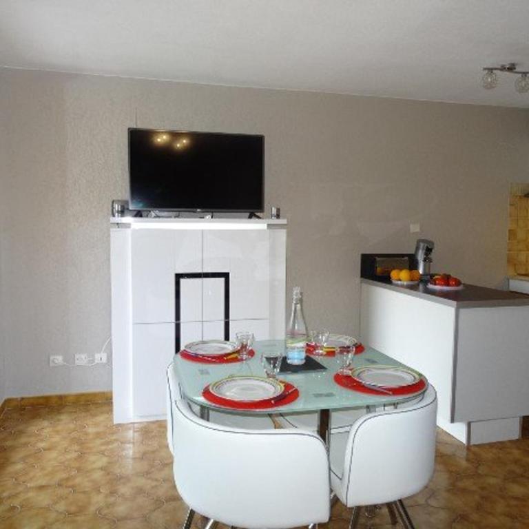 Hyères Port : T2 avec Loggia, WIFI, Parking, Climatisation, 4 Pers., Proche Plaisance - FR-1-335-164 - Apartment - 2