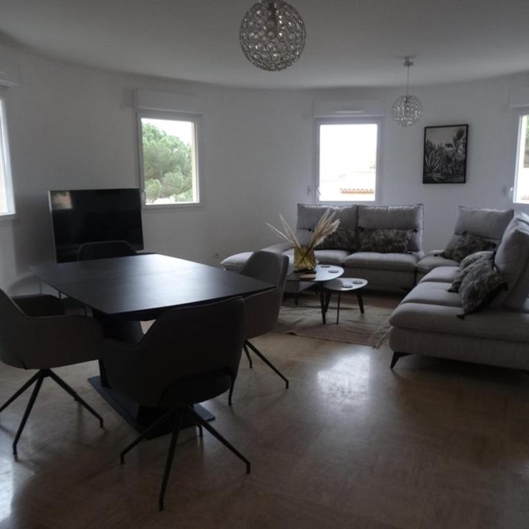 Appartement spacieux à Hyères avec piscine, climatisation et Wi-Fi - FR-1-335-156 - Apartment - 2