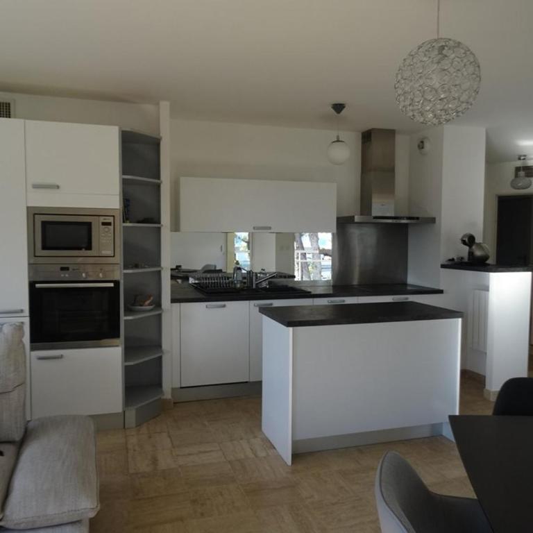 Appartement spacieux à Hyères avec piscine, climatisation et Wi-Fi - FR-1-335-156 - Apartment - 3