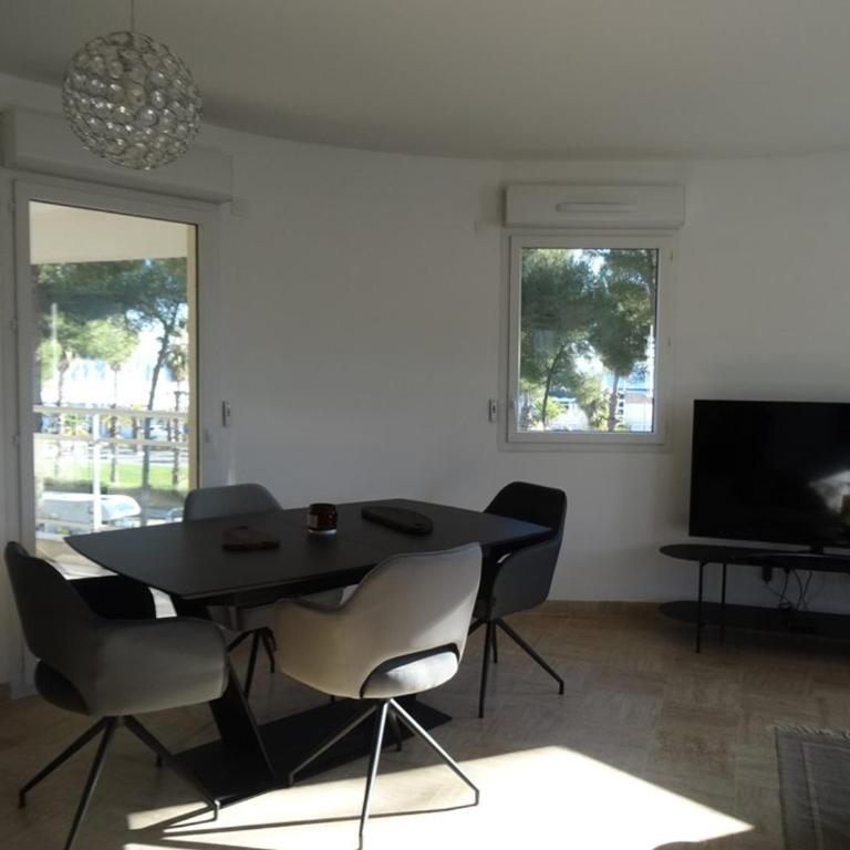 Appartement spacieux à Hyères avec piscine, climatisation et Wi-Fi - FR-1-335-156 - Apartment - 4